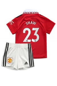 Manchester United Luke Shaw #23 Babytruitje Thuis tenue Kind 2022-23 Korte Mouw (+ Korte broeken)